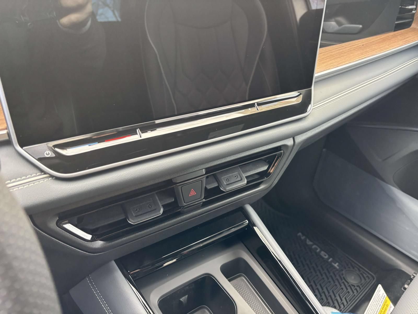New 2026 Volkswagen Tiguan SEL R-Line AWD/4WD image 19