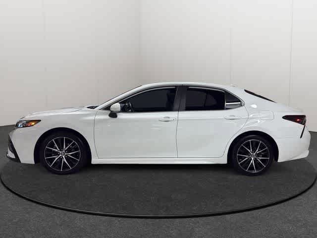 Used 2023 Toyota Camry SE w/ Cold Weather Package FWD image 3