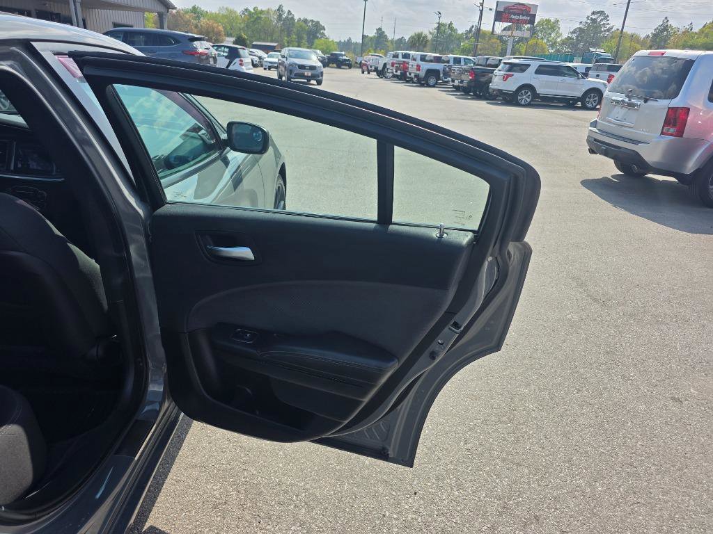 Used 2018 Dodge Charger SXT w/ Blacktop Package RWD image 12
