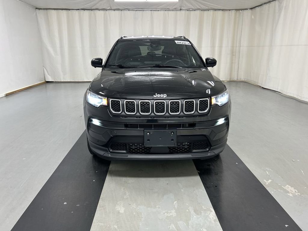 Used 2023 Jeep Compass Latitude AWD/4WD image 3