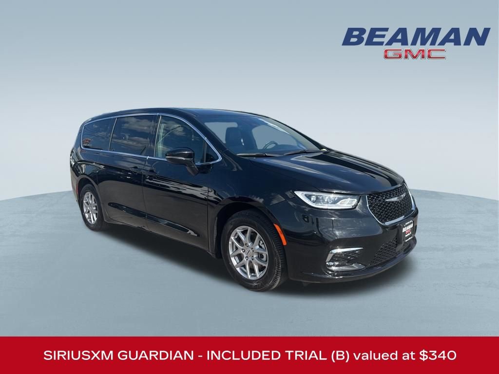 Used 2025 Chrysler Pacifica Select