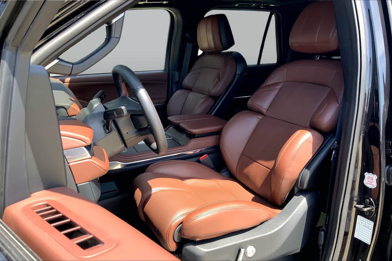 Used 2025 Lincoln Navigator Reserve AWD/4WD image 8