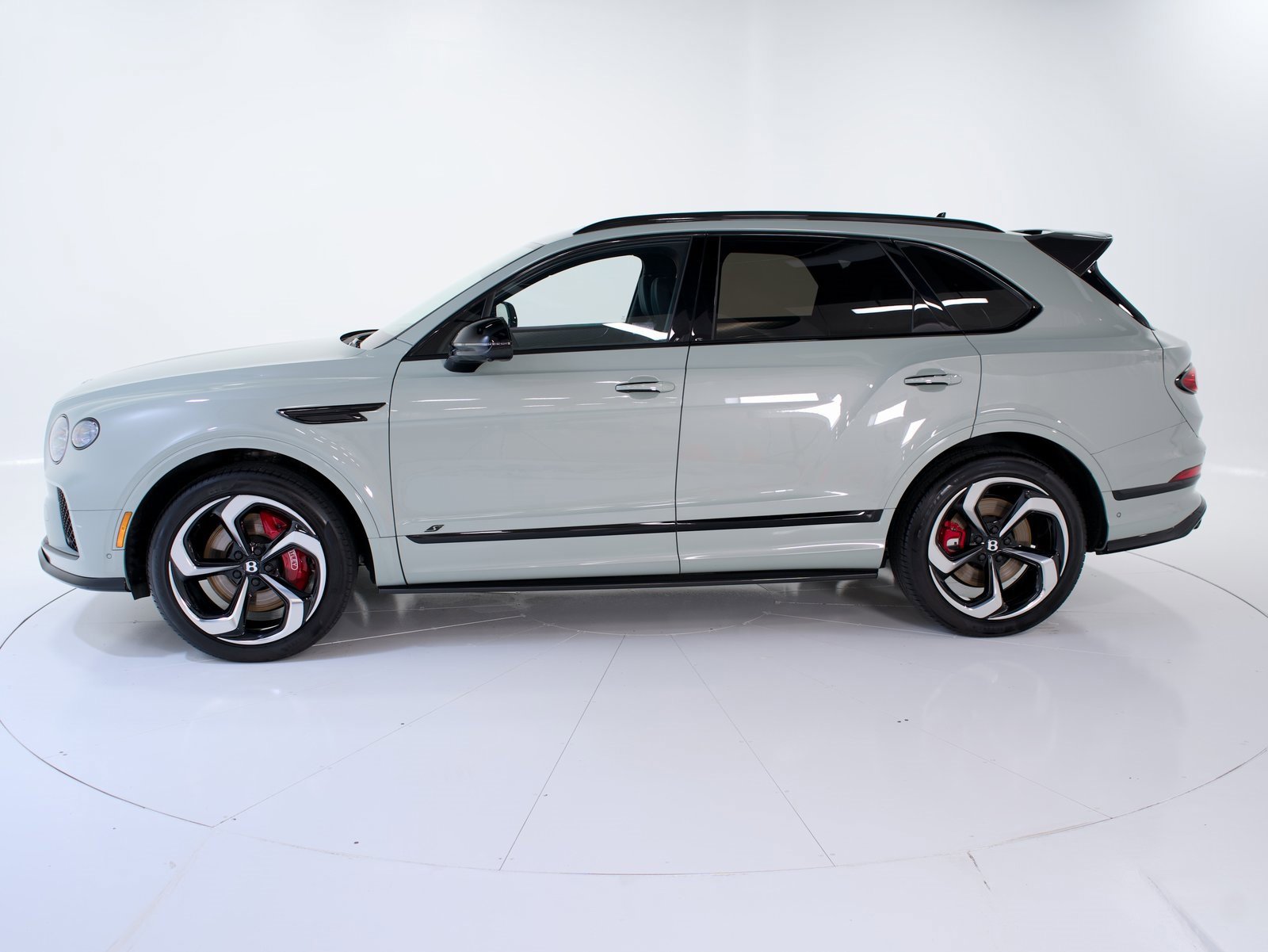 Used 2025 Bentley Bentayga image 2