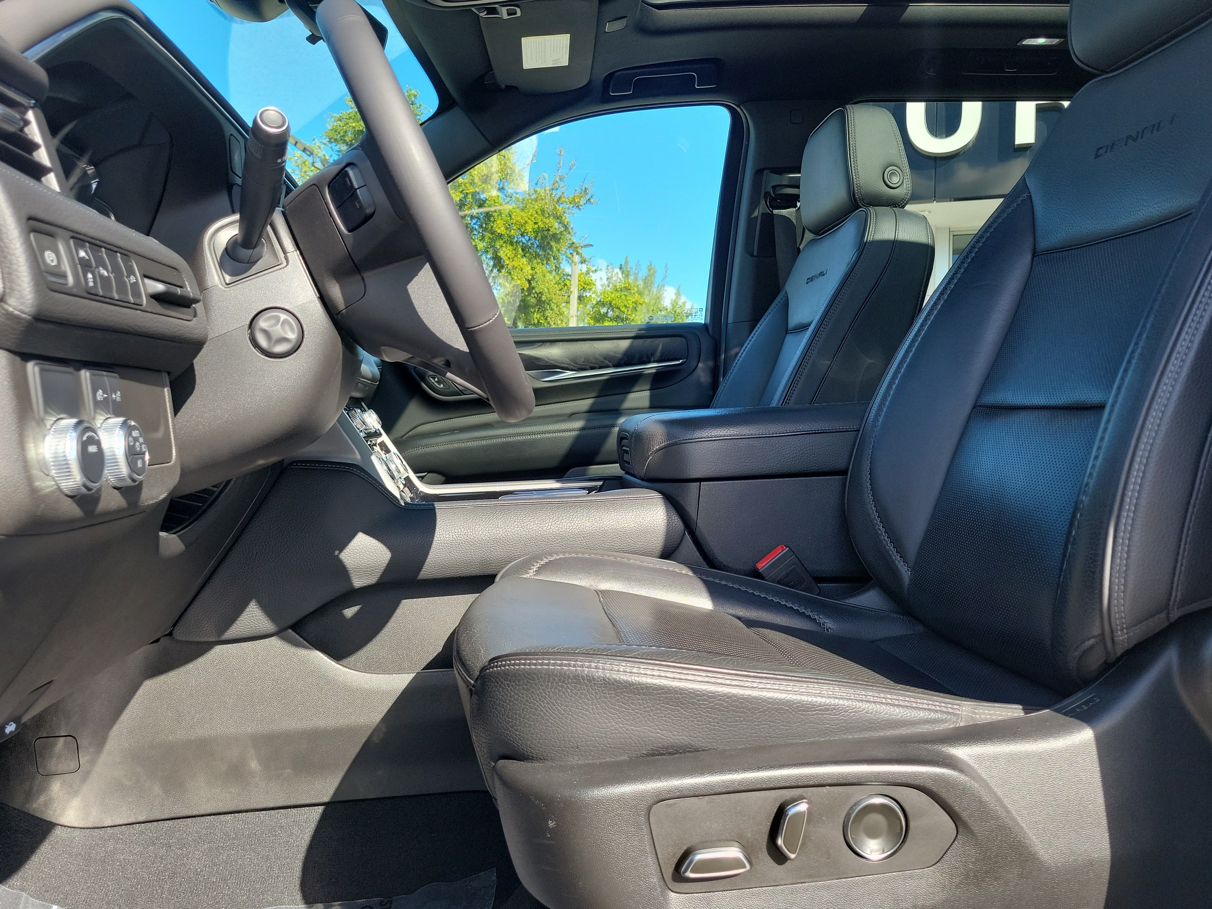 Used 2021 GMC Yukon XL Denali w/ Denali Premium Package RWD image 13