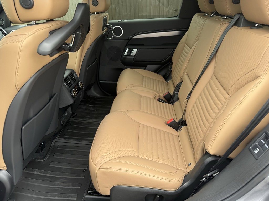 New 2025 Land Rover Discovery Dynamic SE image 33