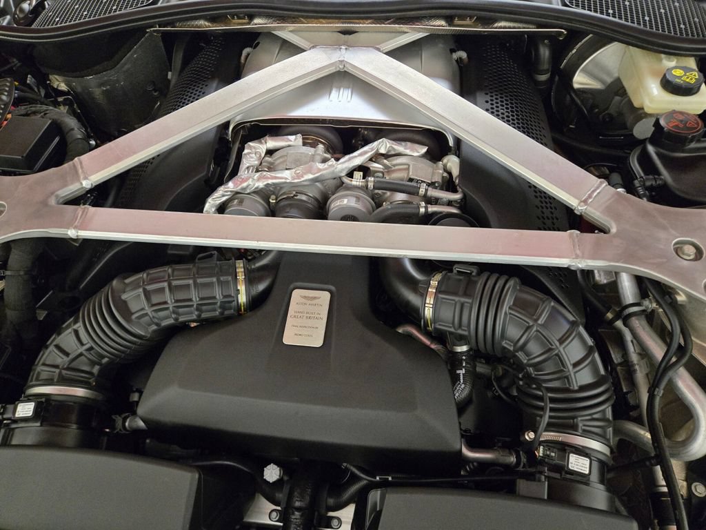 Used 2023 Aston Martin V8 Vantage Coupe RWD image 24