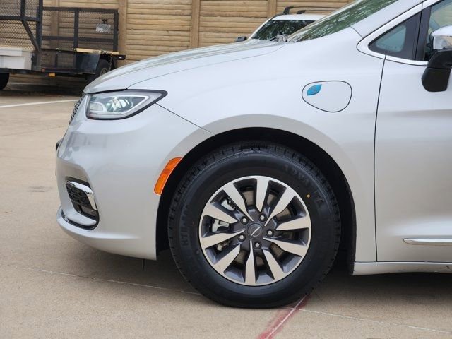 Used 2023 Chrysler Pacifica Limited image 16