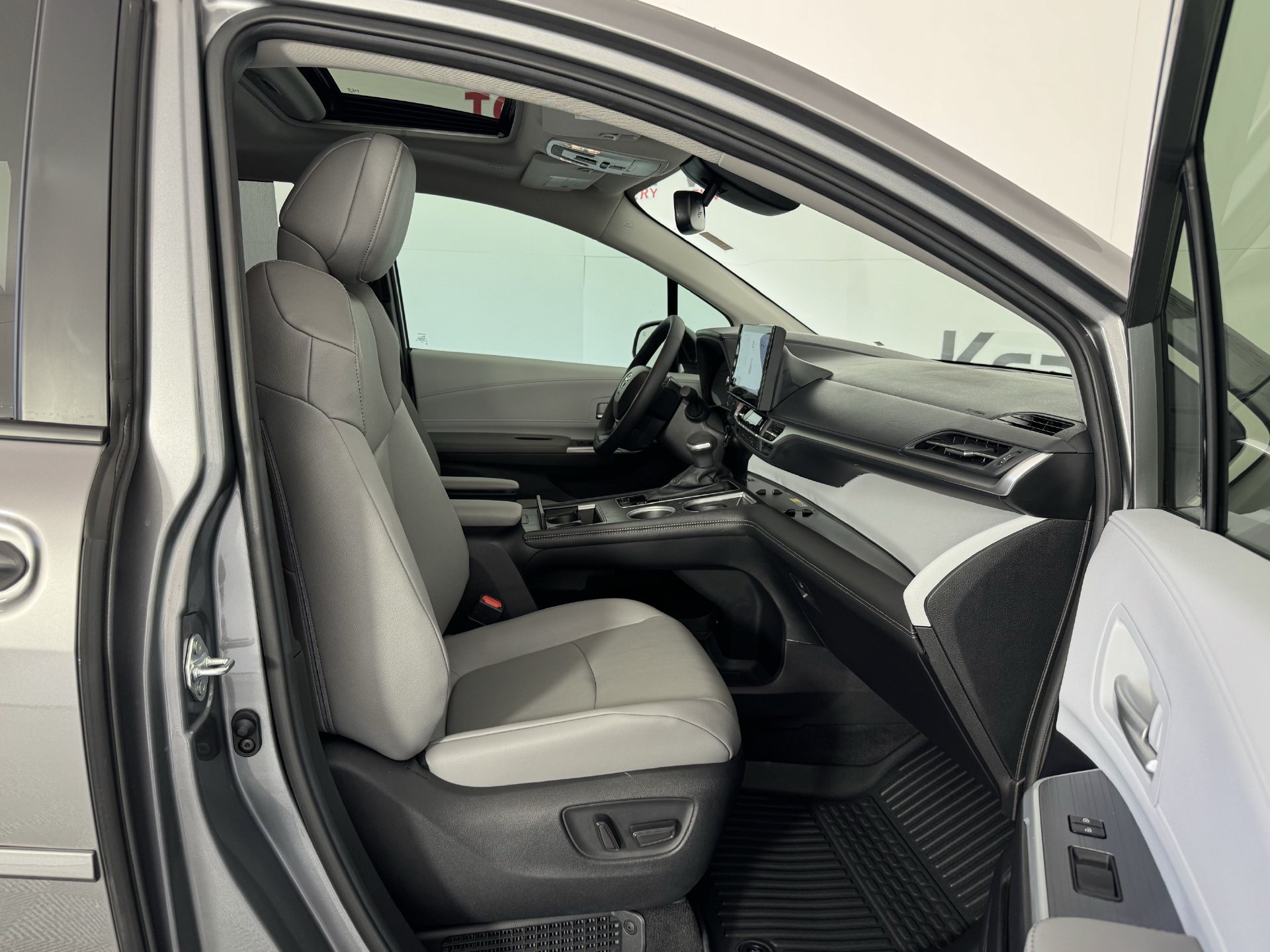 Certified 2026 Toyota Sienna XLE FWD image 23