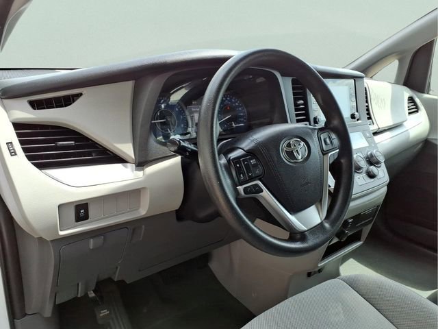 Used 2020 Toyota Sienna L image 13