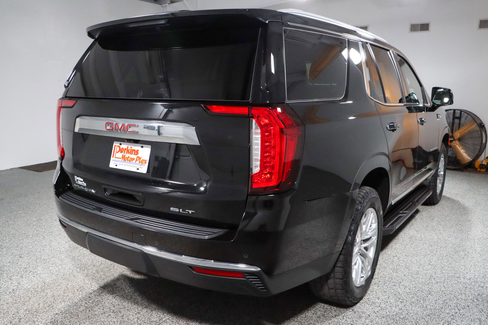 Used 2023 GMC Yukon SLT w/ SLT Luxury Package AWD/4WD image 7
