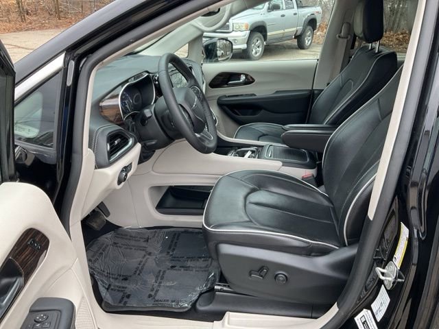 Used 2024 Chrysler Pacifica Limited image 14