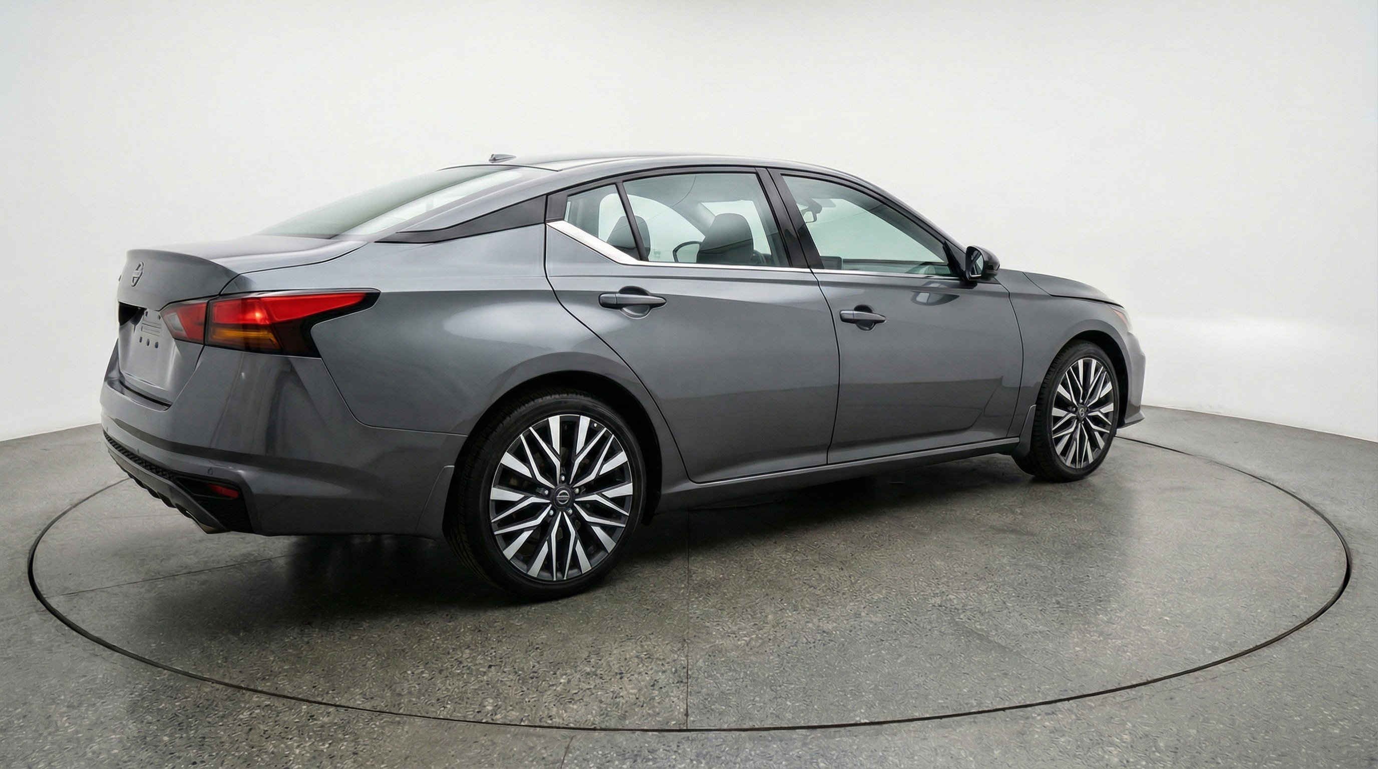 Used 2025 Nissan Altima 2.5 SV image 9