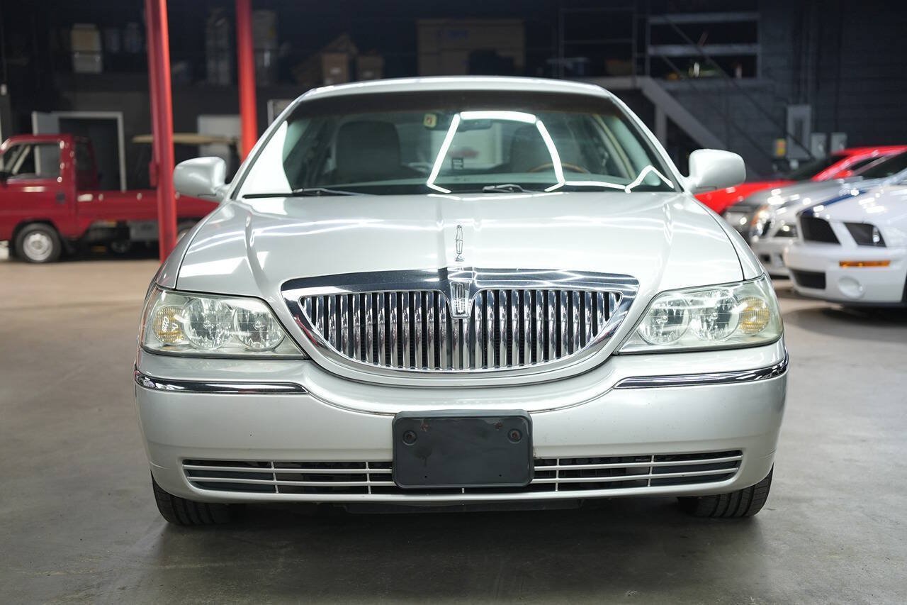 Used 2011 Lincoln Town Car Signature Limited RWD image 2