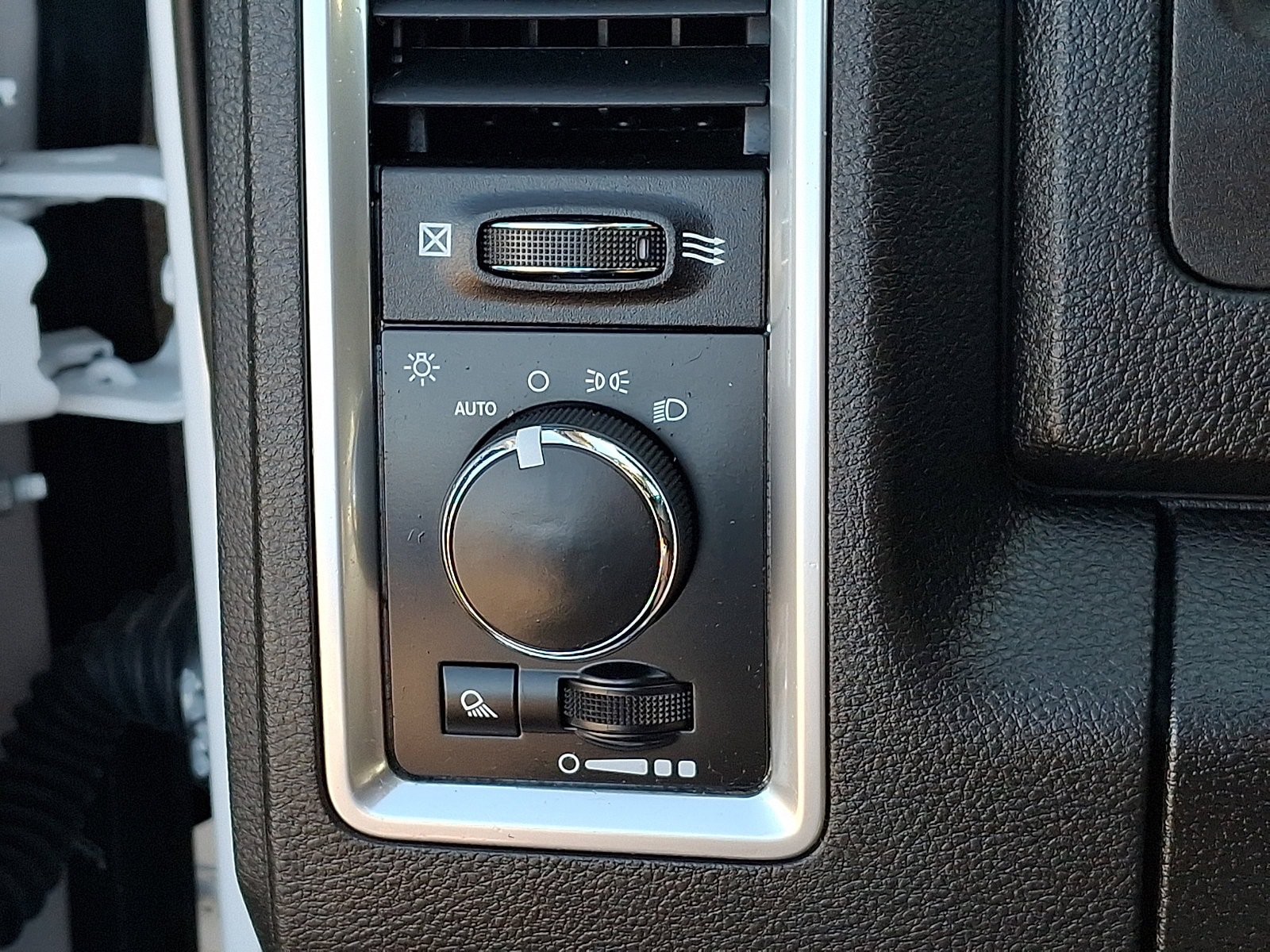 Used 2024 RAM 1500 Classic SLT AWD/4WD image 25