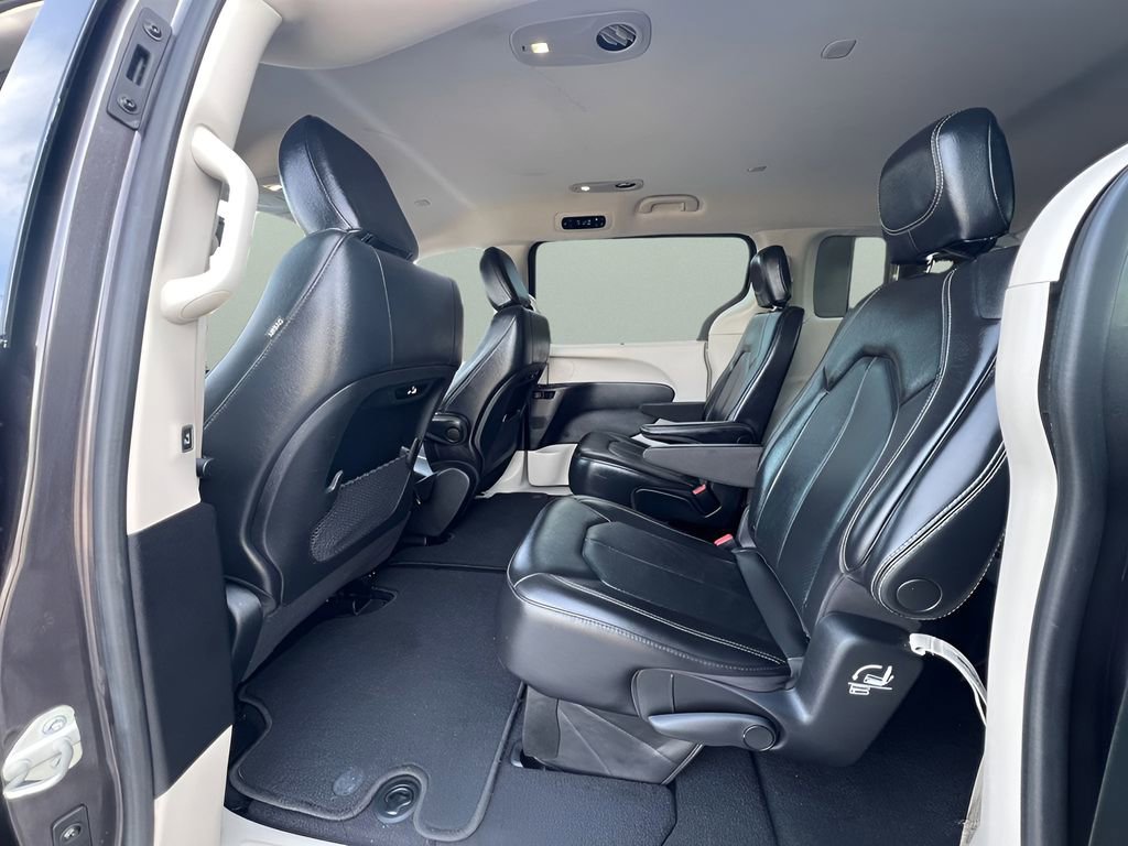 Used 2022 Chrysler Pacifica Touring-L image 18