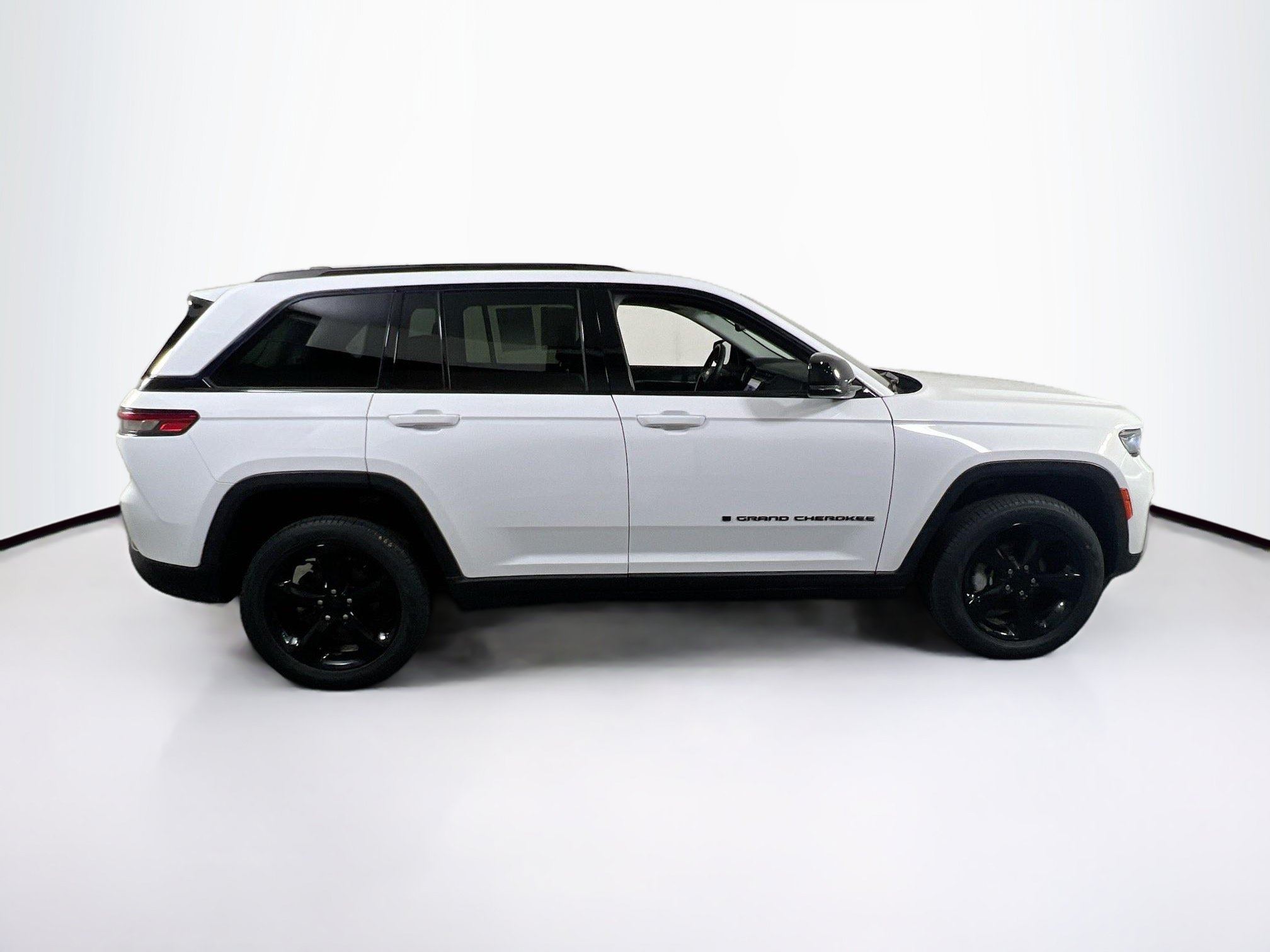 Used 2023 Jeep Grand Cherokee Limited w/ Black Appearance Package AWD/4WD image 4