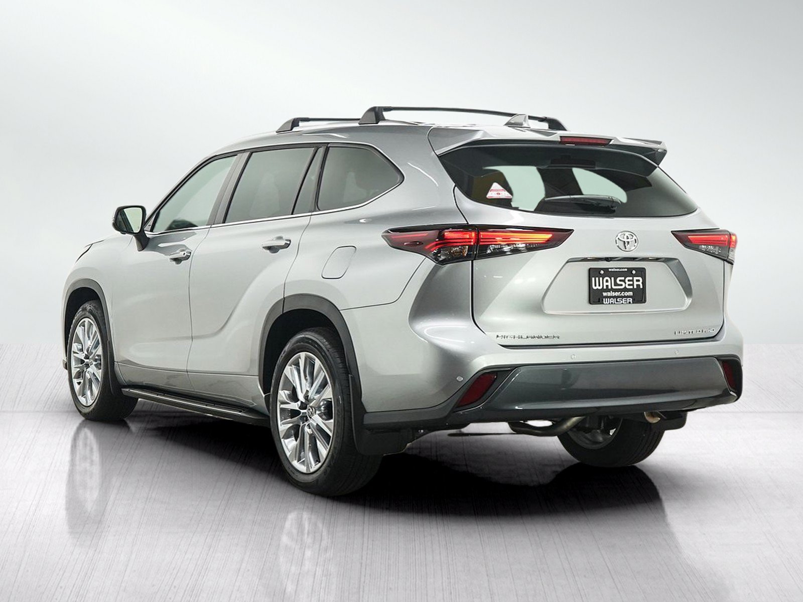 Used 2025 Toyota Highlander Limited AWD/4WD image 3