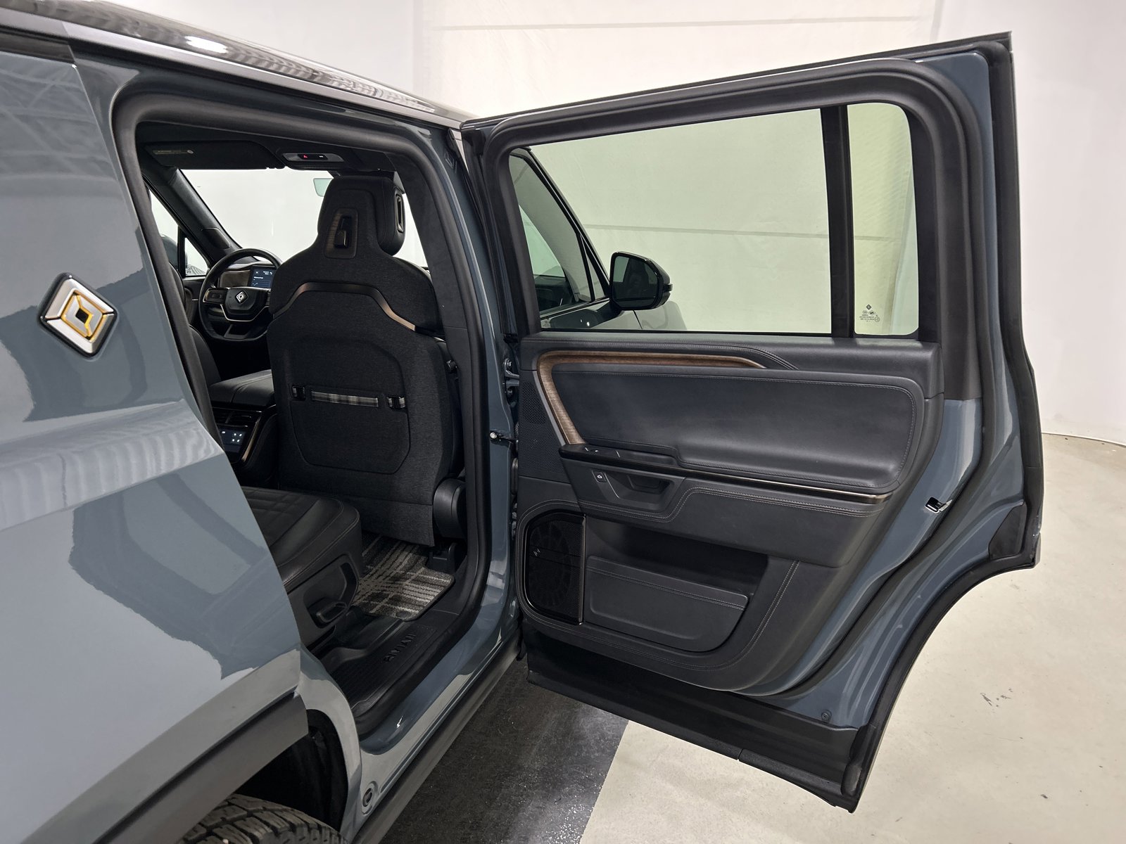 Used 2025 Rivian R1S Premium AWD/4WD image 19