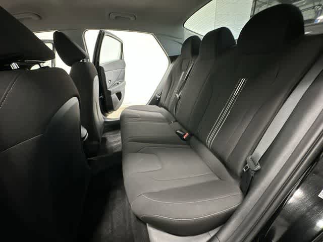 Used 2023 Hyundai Elantra SEL w/ Winter Weather Package FWD image 18