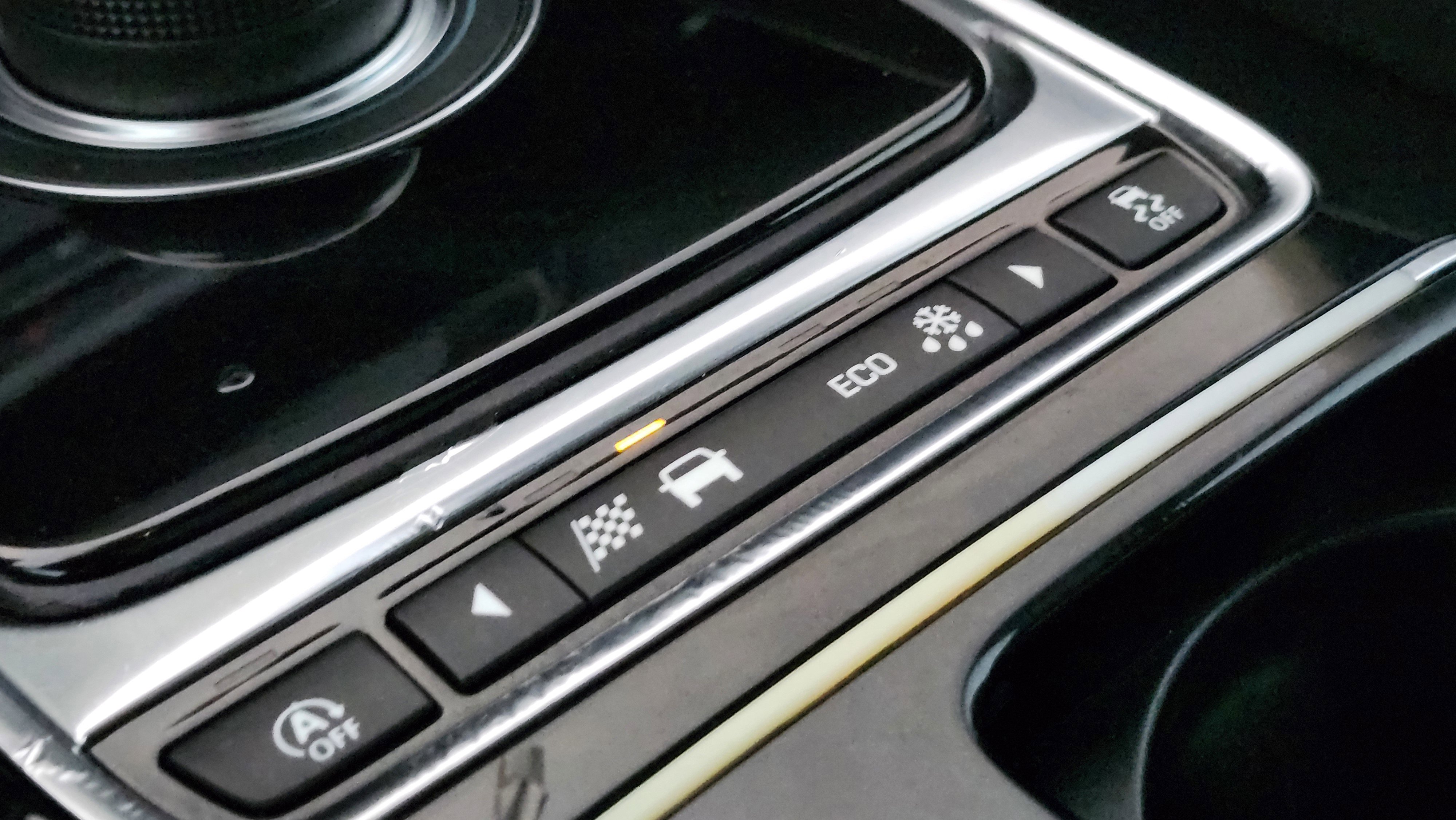 Used 2020 Jaguar F-PACE Premium image 35