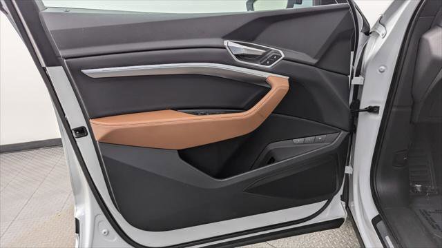 Used 2022 Audi e-tron Premium w/ Convenience Plus Package image 13