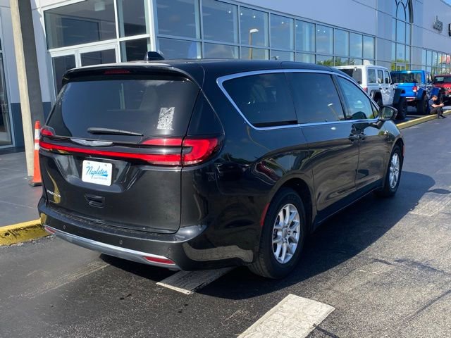 Used 2023 Chrysler Pacifica Touring-L FWD image 9