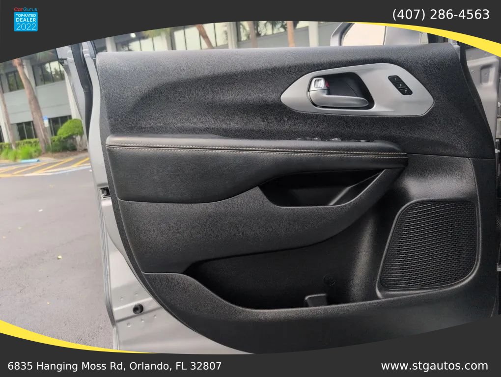 Used 2020 Chrysler Pacifica Touring-L w/ S Appearance Package FWD image 11