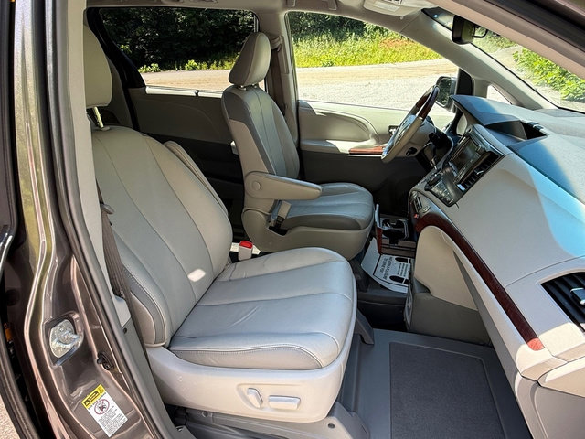 Used 2013 Toyota Sienna Limited w/ Premium Pkg FWD image 24