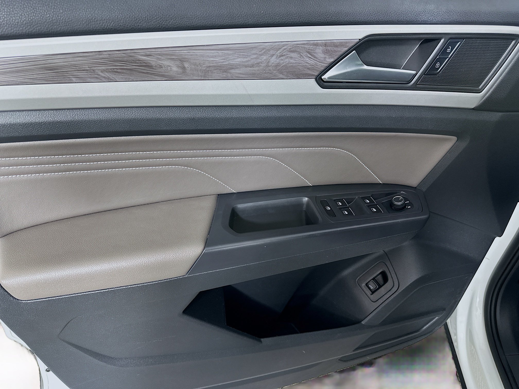 Used 2021 Volkswagen Atlas Cross Sport SE w/ Panoramic Sunroof Package FWD image 17