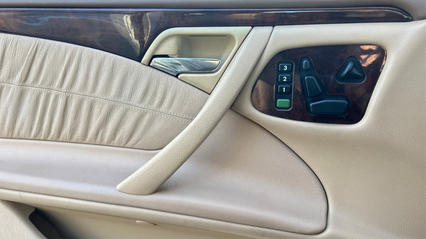 Used 2000 Mercedes-Benz E 320 Sedan image 38