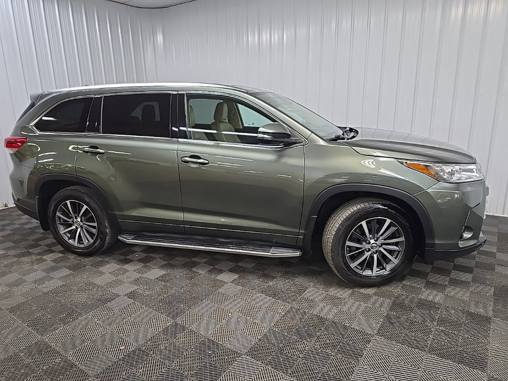 Used 2017 Toyota Highlander XLE AWD/4WD image 1