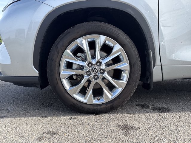 Used 2022 Toyota Highlander Limited AWD/4WD image 32