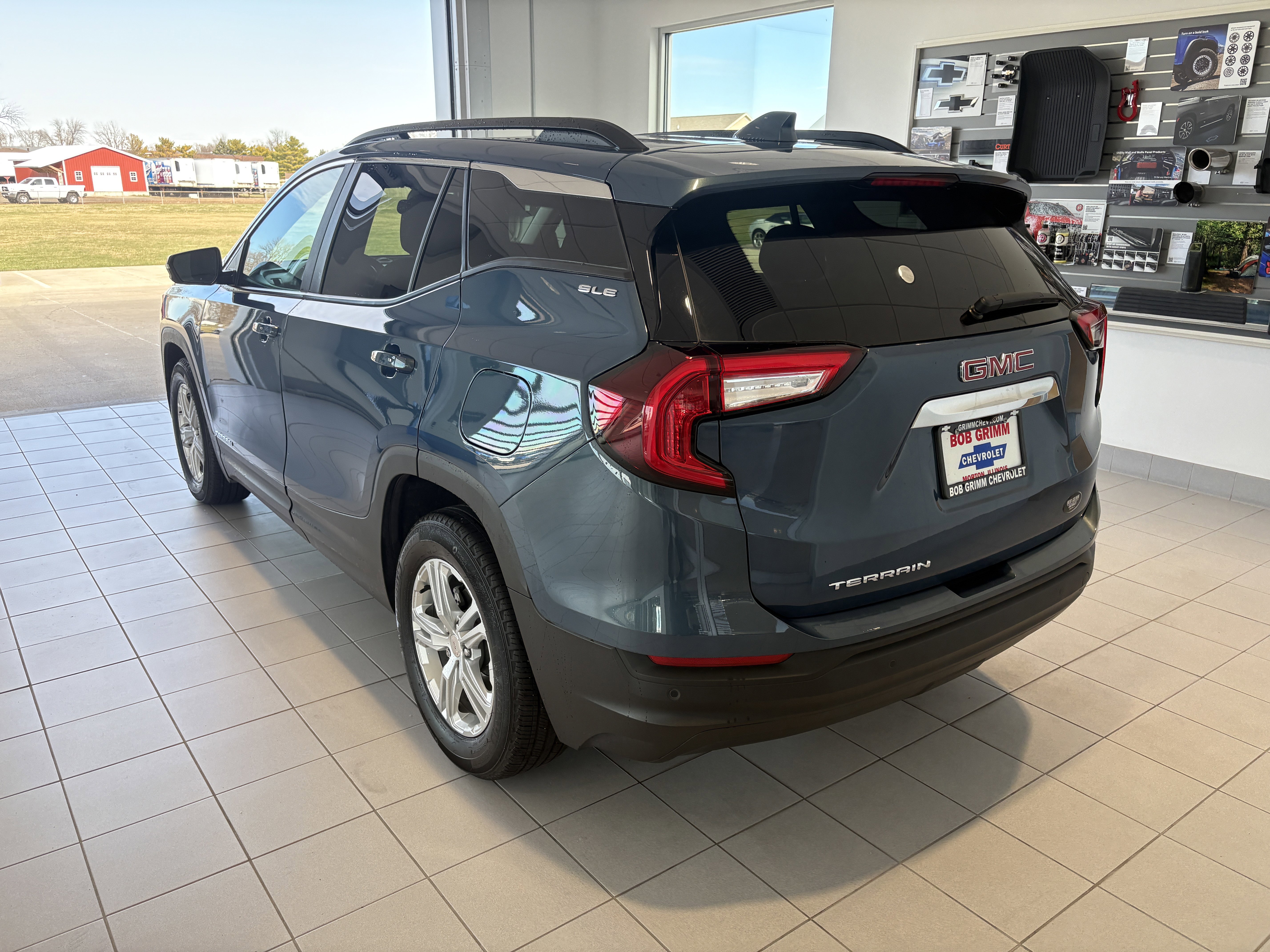 Used 2024 GMC Terrain SLE w/ Driver Convenience Package image 4