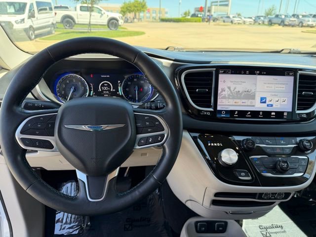 Used 2021 Chrysler Pacifica Touring-L FWD image 13