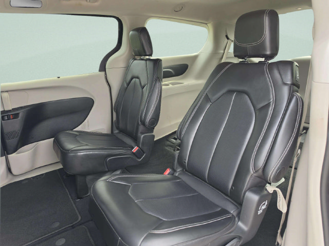 Used 2024 Chrysler Pacifica Touring-L FWD image 27