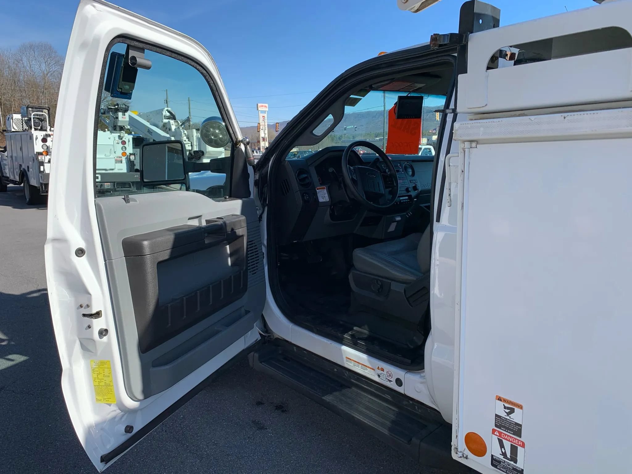 Used 2016 Ford F550 4x4 Regular Cab Super Duty image 8