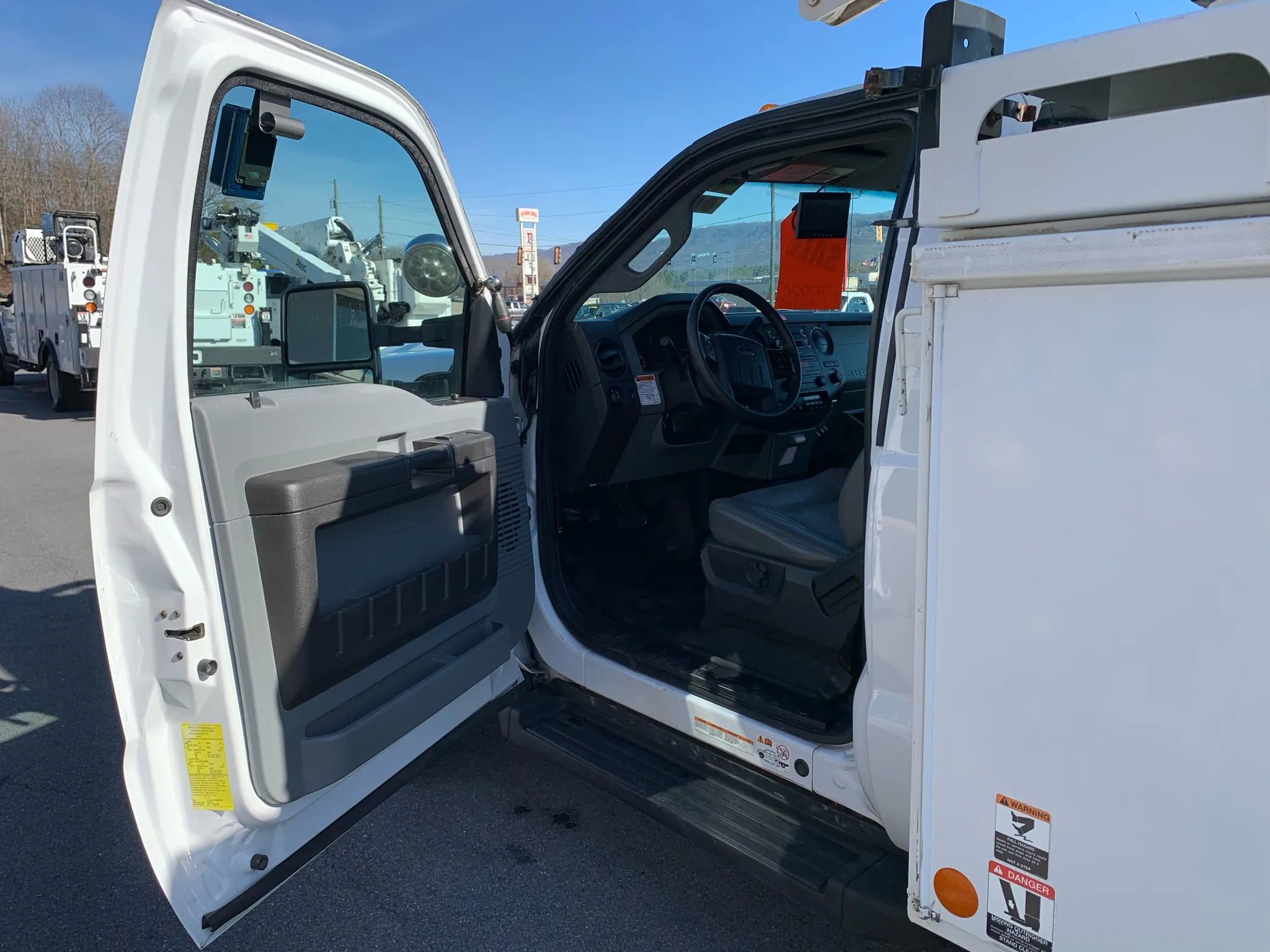 Used 2016 Ford F550 XL 165  W.B. 2D image 8