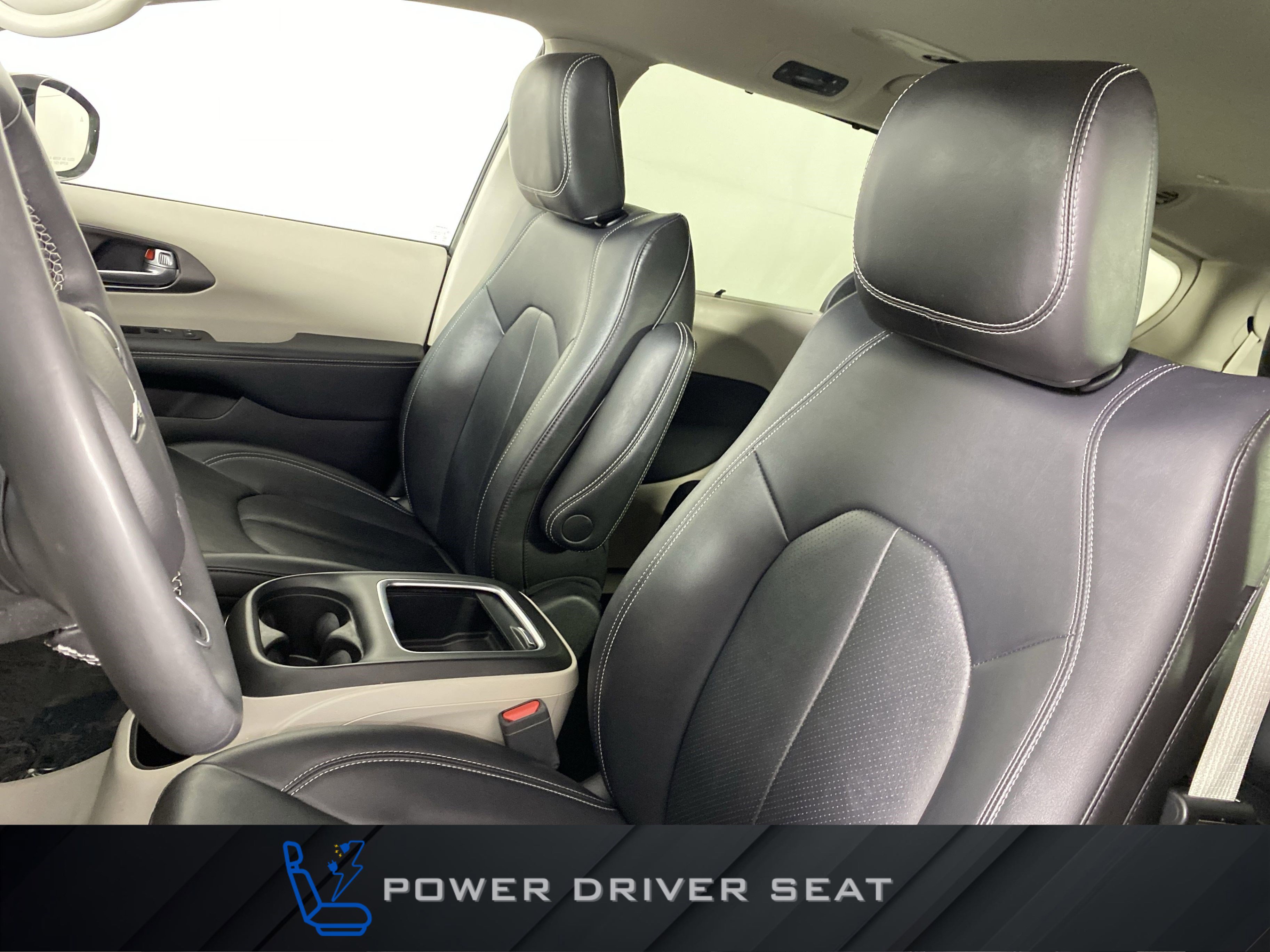 Used 2024 Chrysler Pacifica Touring-L image 16