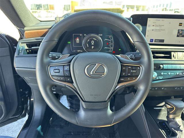Certified 2025 Lexus ES 300h w/ Premium Package image 14