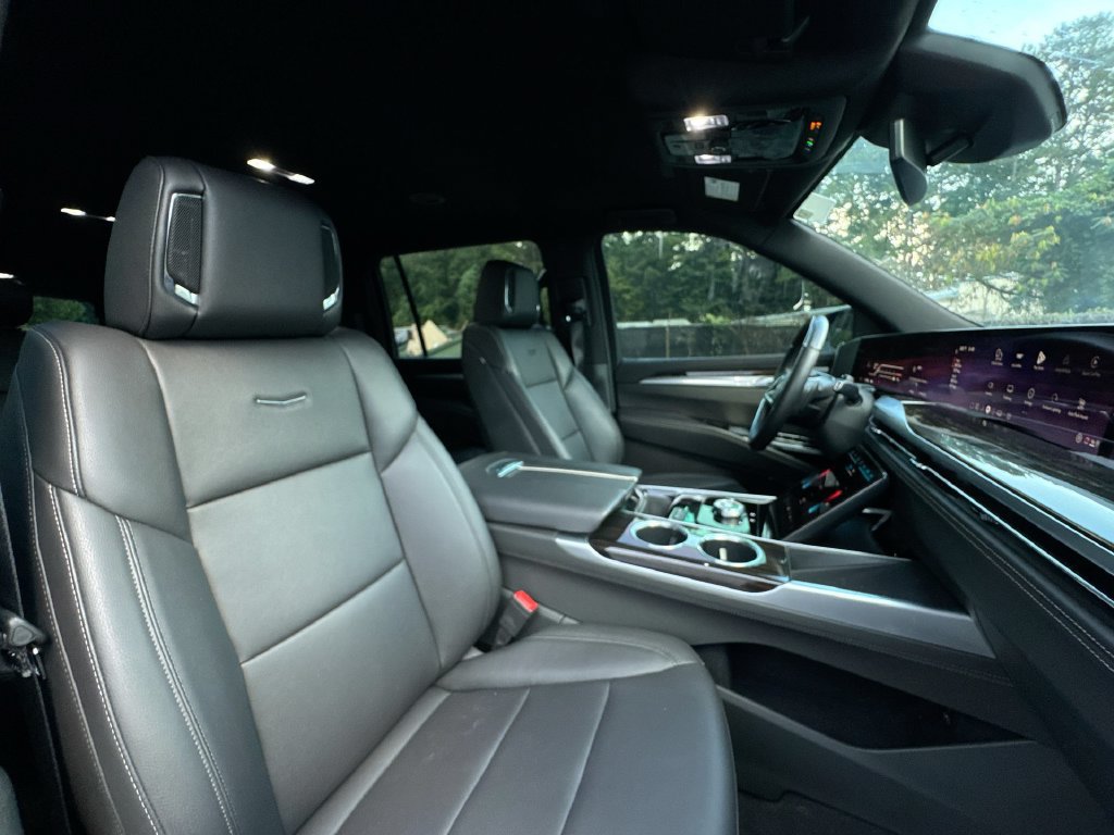 Used 2025 Cadillac Escalade ESV Luxury AWD/4WD image 32