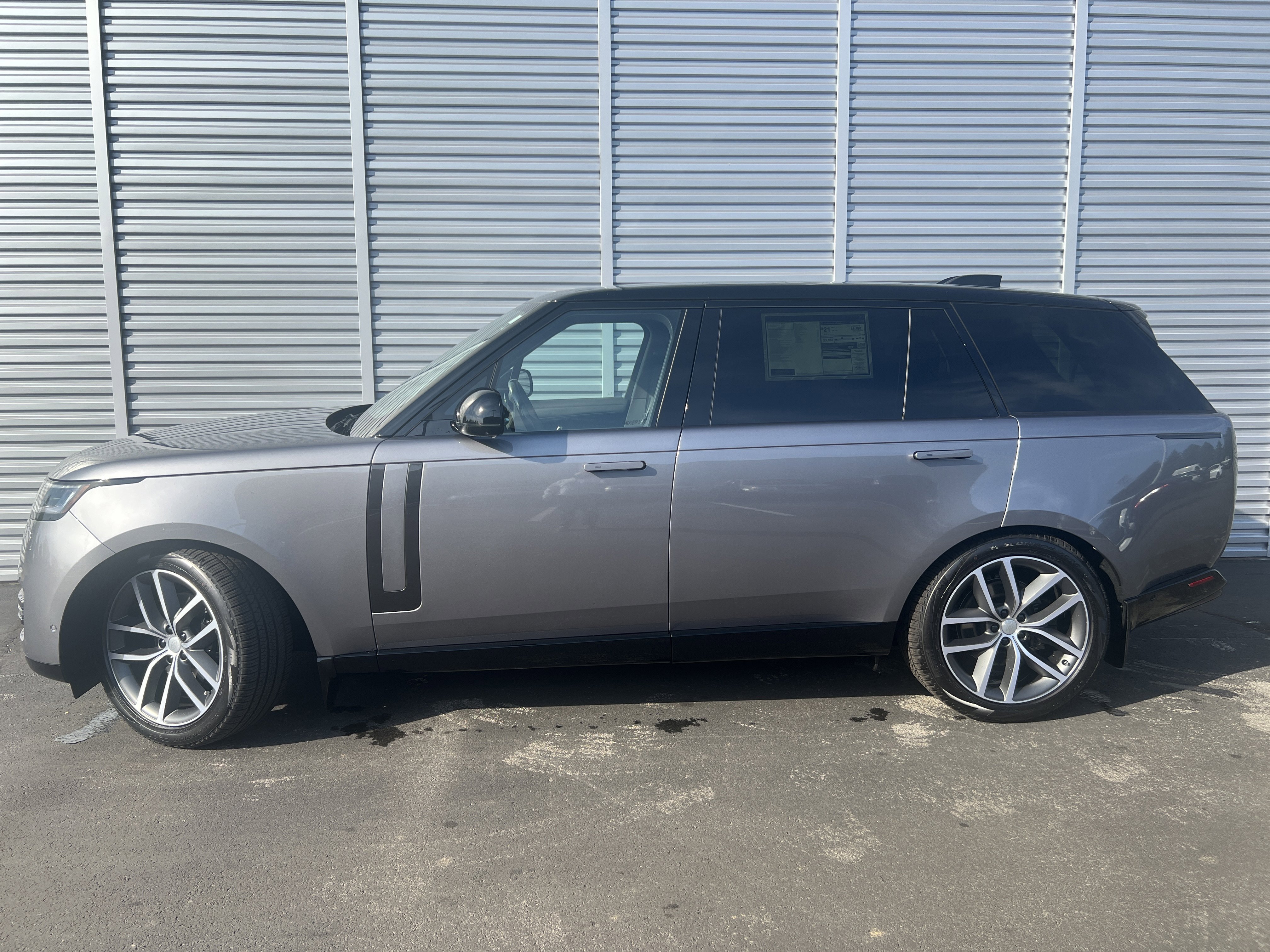 New 2025 Land Rover Range Rover Long Wheelbase SE image 2