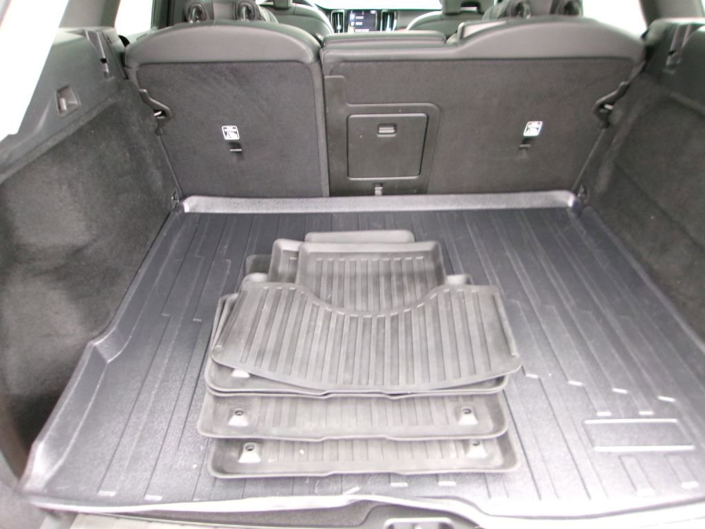 Used 2021 Volvo XC60 T5 Momentum w/ Premium Package image 15