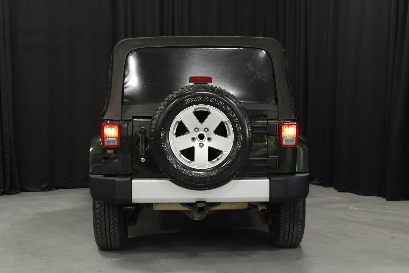 Used 2011 Jeep Wrangler Unlimited Sahara w/ Connectivity Group AWD/4WD image 4