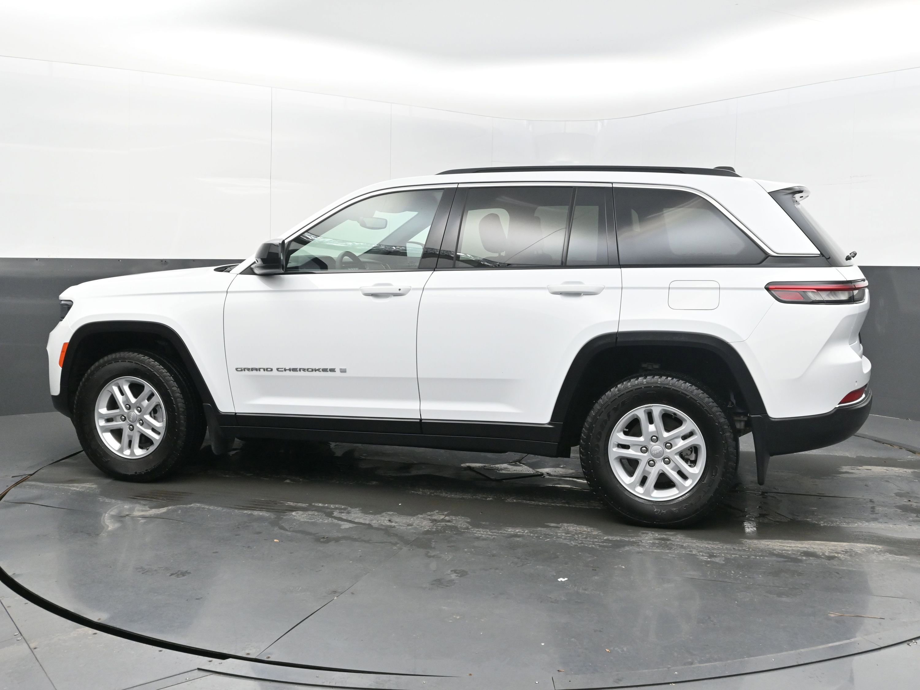 Used 2024 Jeep Grand Cherokee Laredo w/ MOPAR Finishing Package image 7