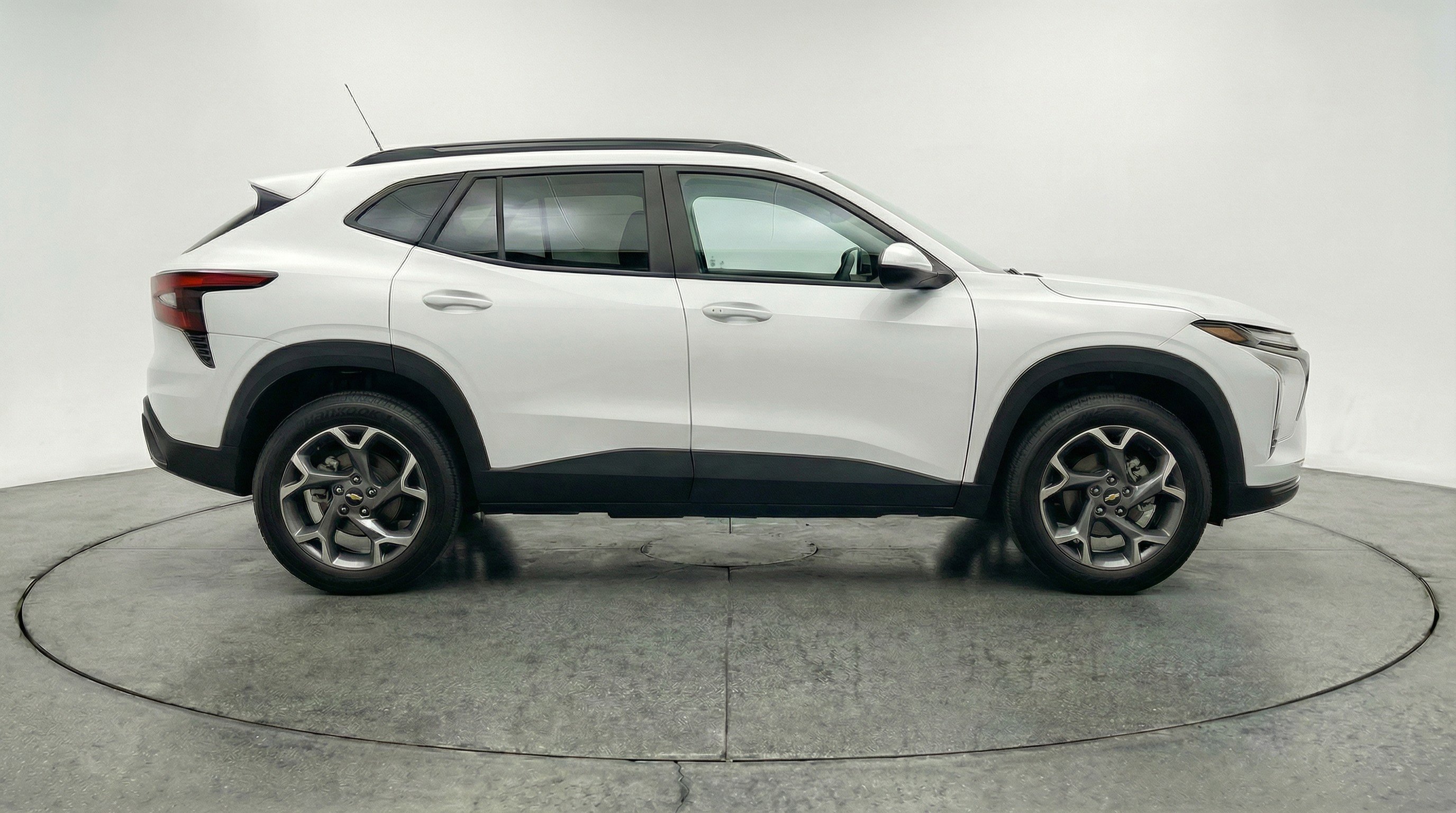 Used 2025 Chevrolet Trax LT FWD image 11