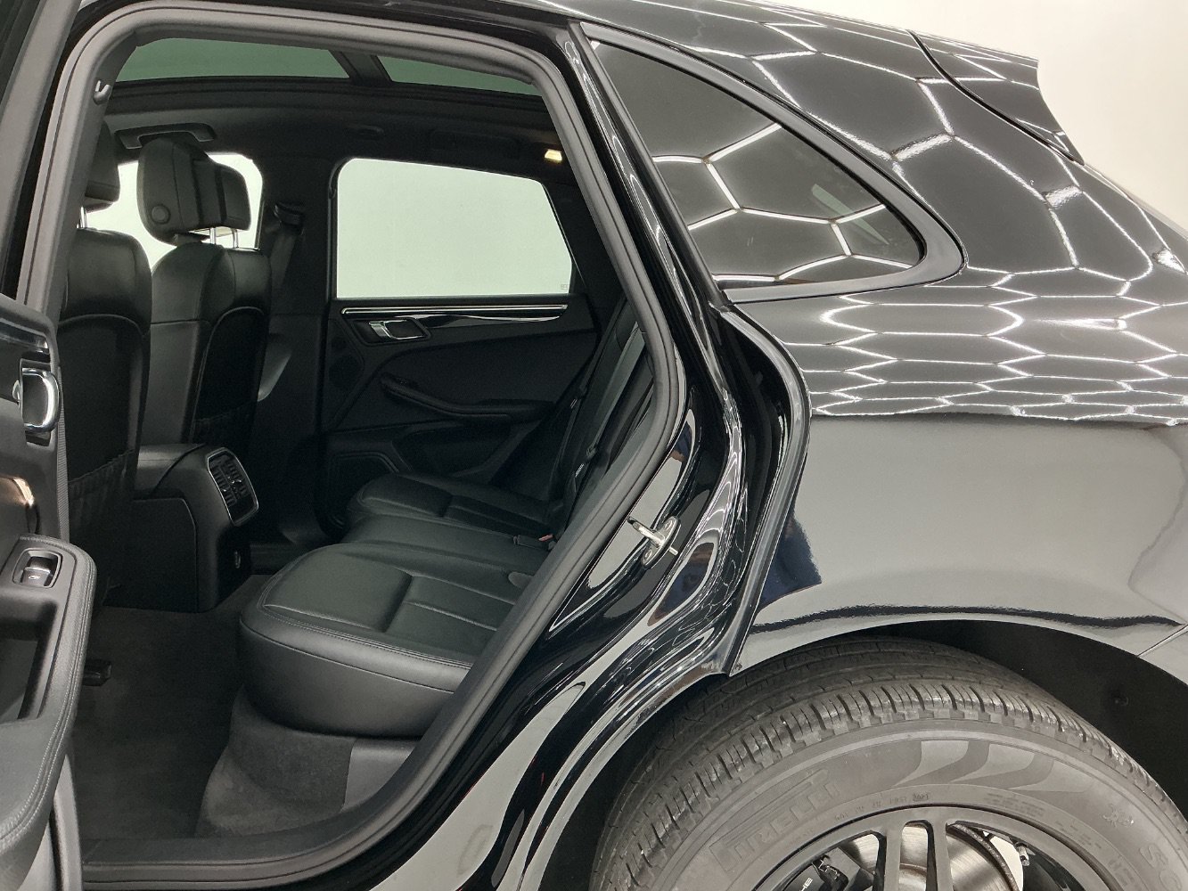 Used 2018 Porsche Macan AWD/4WD image 20