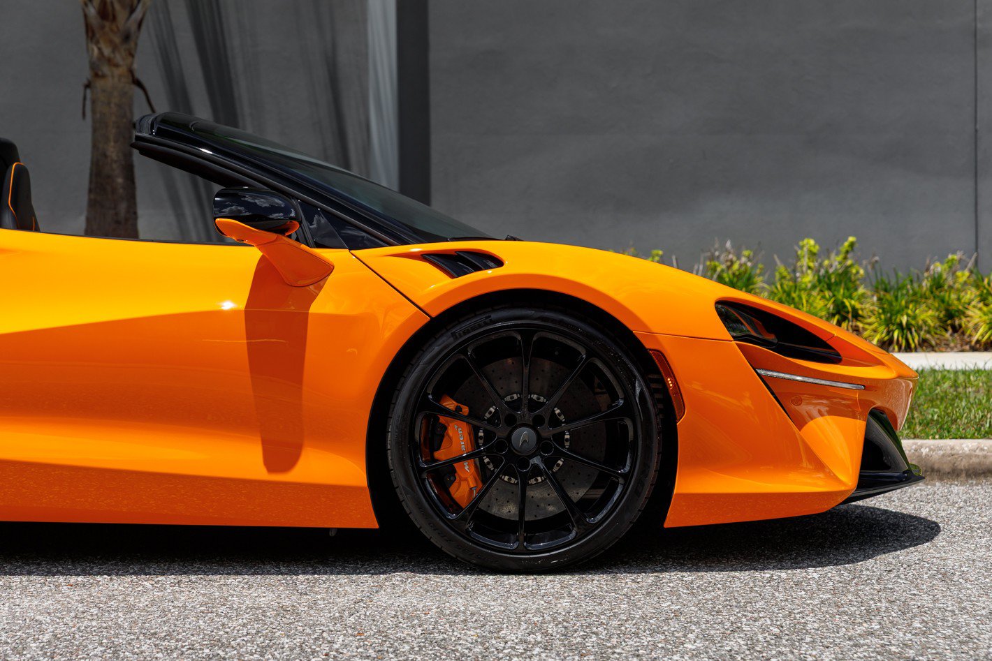 Used 2025 McLaren Artura Spider RWD image 16