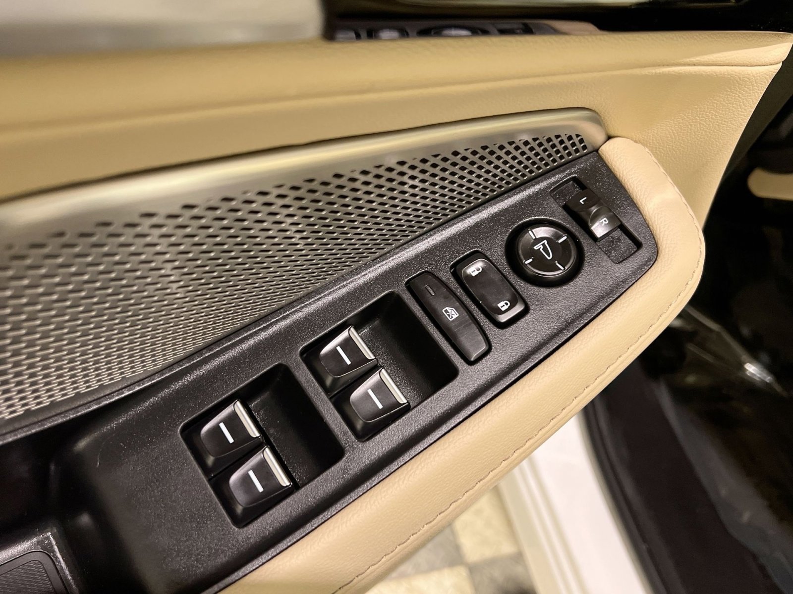 Used 2023 Acura MDX SH-AWD image 32