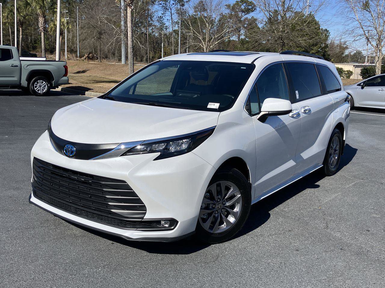 Used 2025 Toyota Sienna XLE image 1