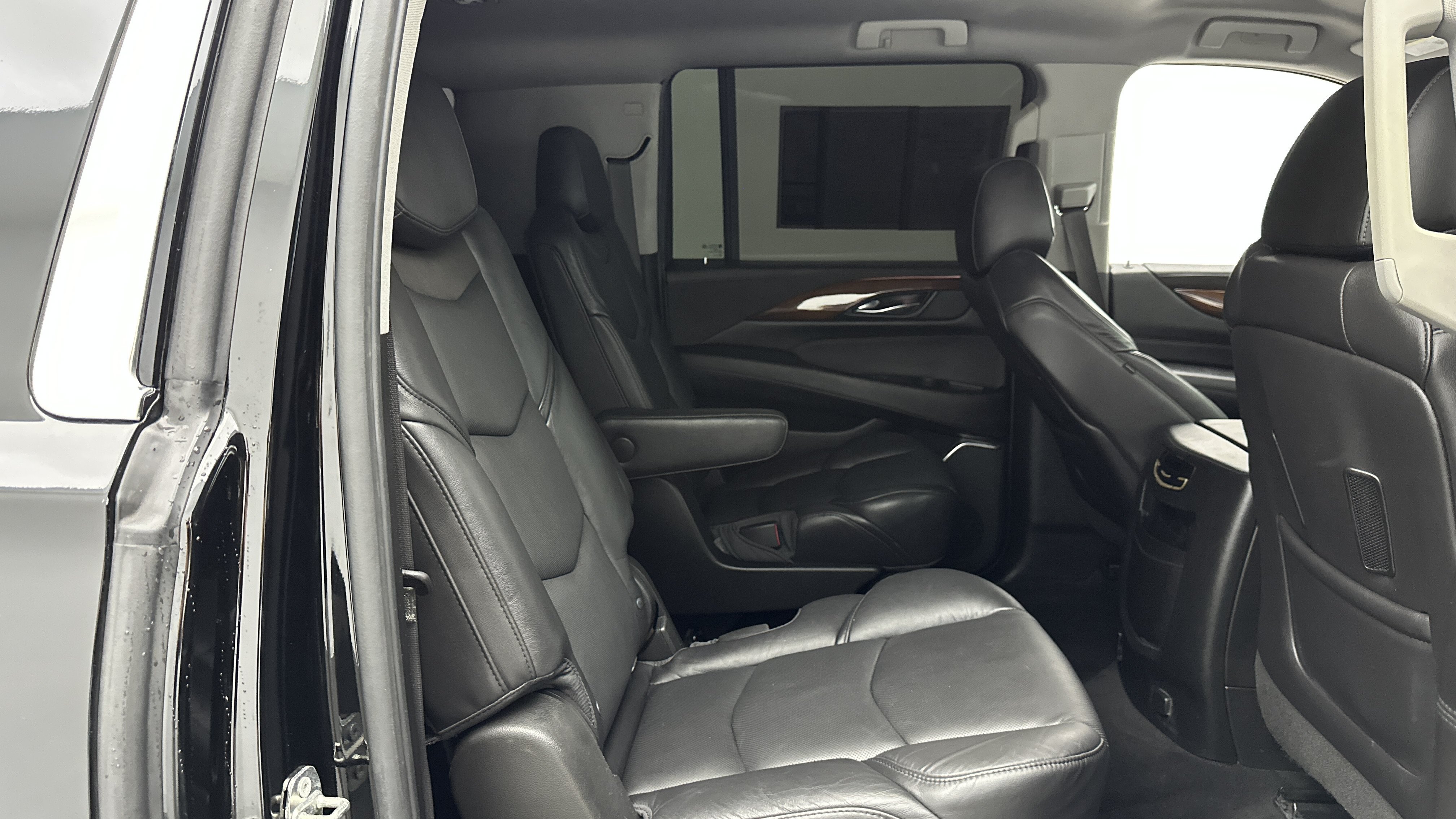 Used 2018 Cadillac Escalade ESV 4WD image 31